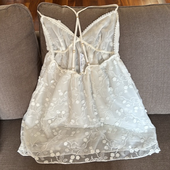 Flora Nikrooz white flower slip - Picture 3 of 4